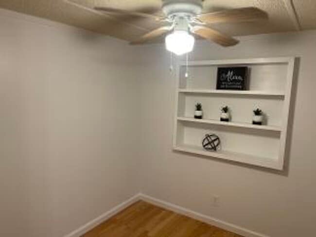 Building Photo - A Getaway Near the Lake- 3 Bedroom, 2 Bath...