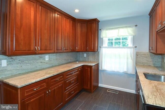 Building Photo - Set within the sought after community of Runnymeade, this beautifully maintained townhome offers ...