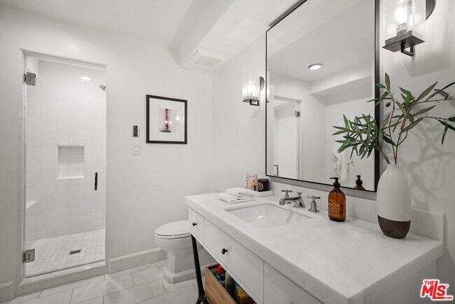 Building Photo - 9928 Toluca Lake Ave