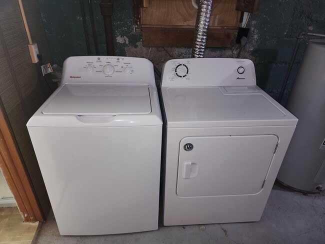 Building Photo - 415 NE Oak St