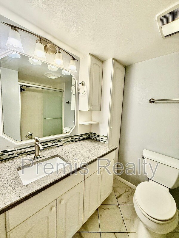 Building Photo - 2800 Cove Cay Dr