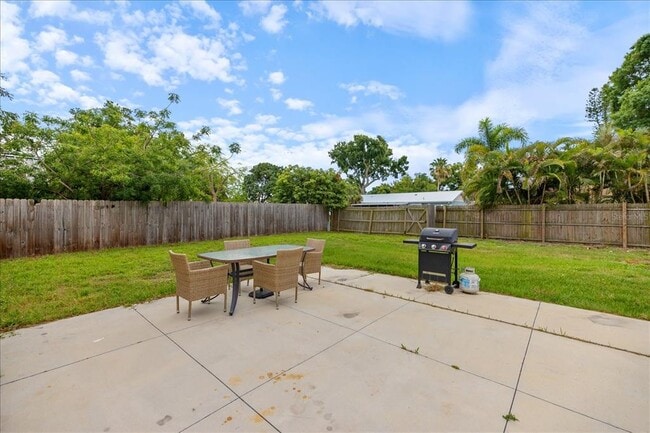 Building Photo - 818 Plum Tree Ln