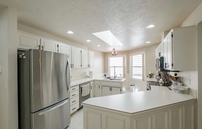 Building Photo - Single Level Home with a 2 car garage