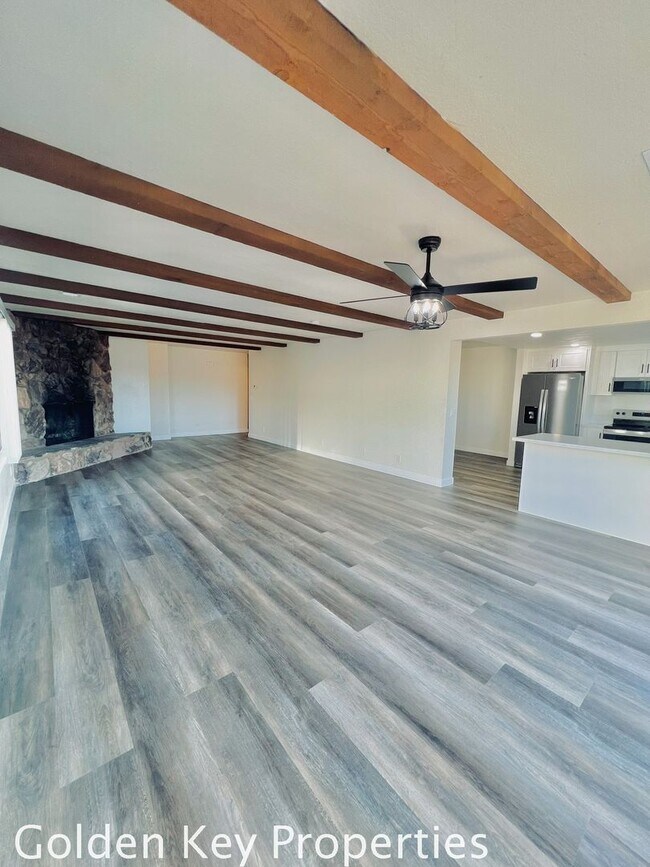 Building Photo - Welcome to this stunning duplex located in beautiful Bonsall!