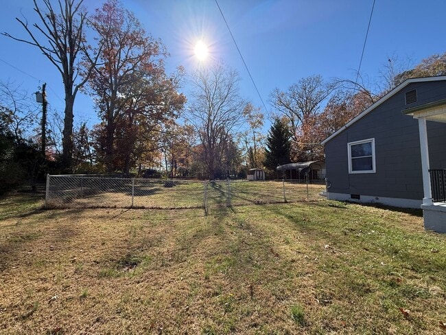 Building Photo - Charming 2 Bedroom Home With Spacious Yard!