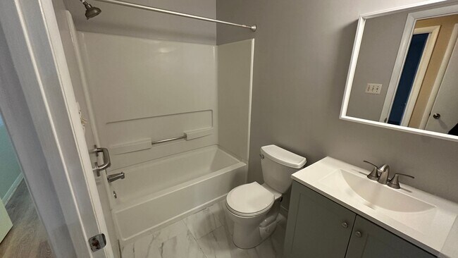 Building Photo - Spacious one bedroom condo located in the summer ridge community!