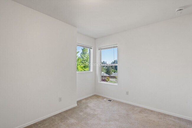 Building Photo - Updated 2 Bed/2 Bath Home in Private Gated Community!