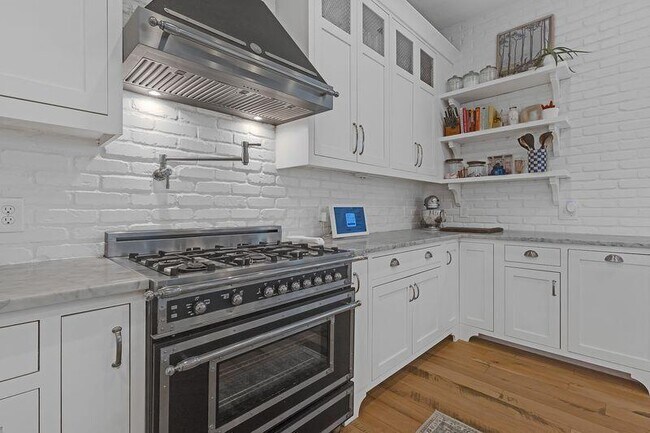 Building Photo - 10420 Pagoda Way