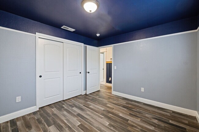 Building Photo - 1212 S Demaree St