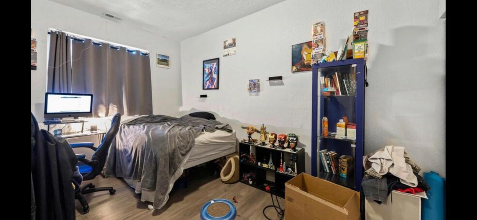 Large bedrooms, easily fit queen size beds and furniture - 1539 N Campbell Ave