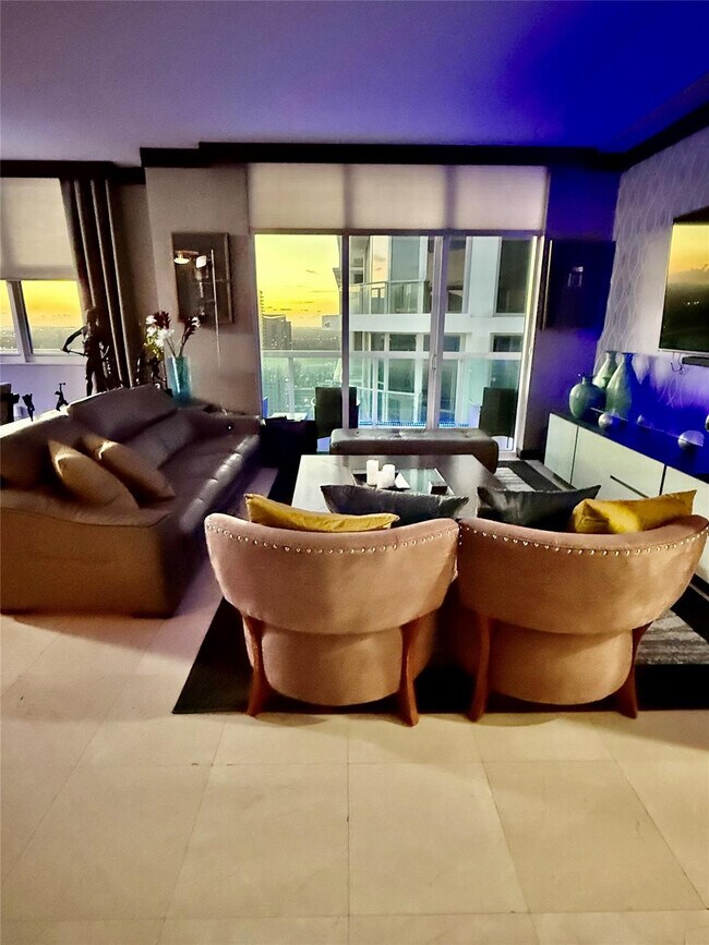 Building Photo - 347 N New River Dr E