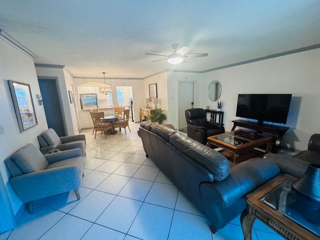 Building Photo - 207 Tropic Isle Dr