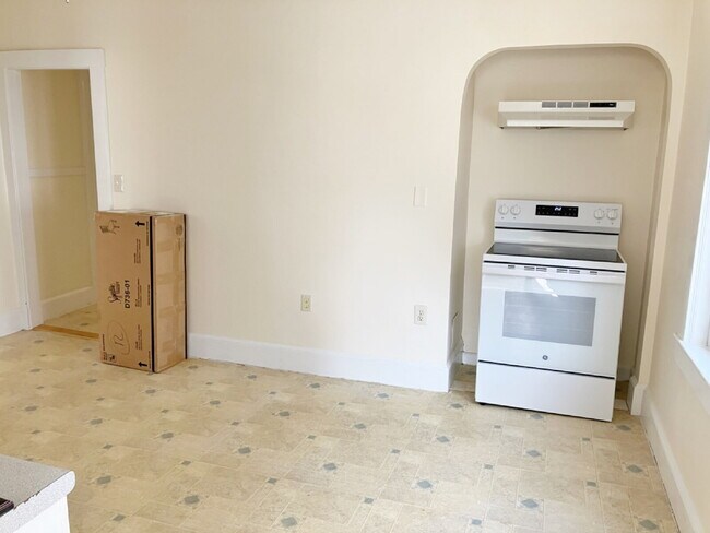 Building Photo - No Broker fee!!! Good credit & Solid incom...