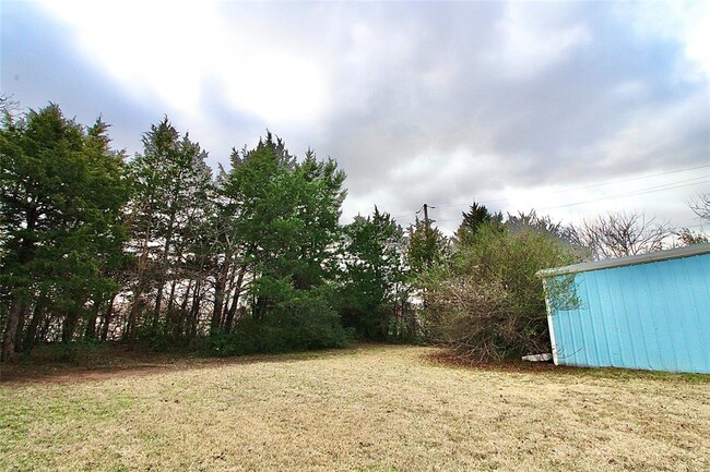 Building Photo - 2000 E Alameda St