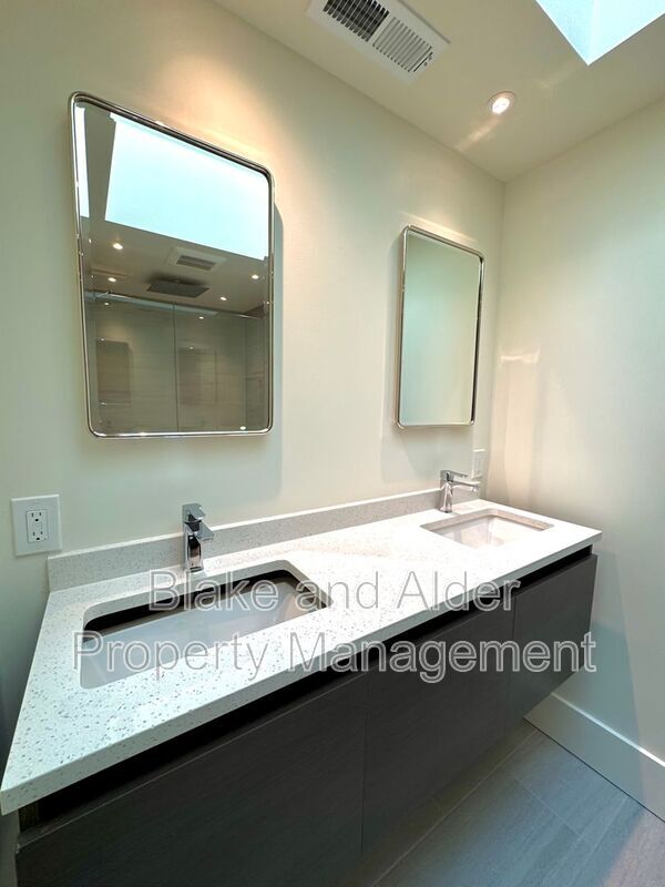 Building Photo - 3556 NE Sandy Blvd