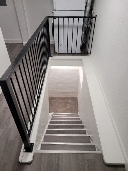 Building Photo - 1528 E Orman Ave