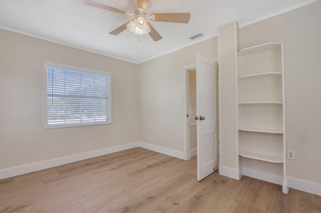 Building Photo - 359 Greenbriar Dr