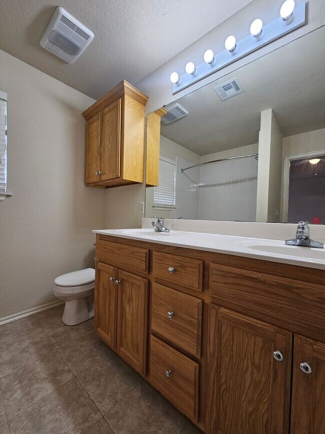 Building Photo - (3) Bed/(2) Bath In NE Norman Avail NOW!