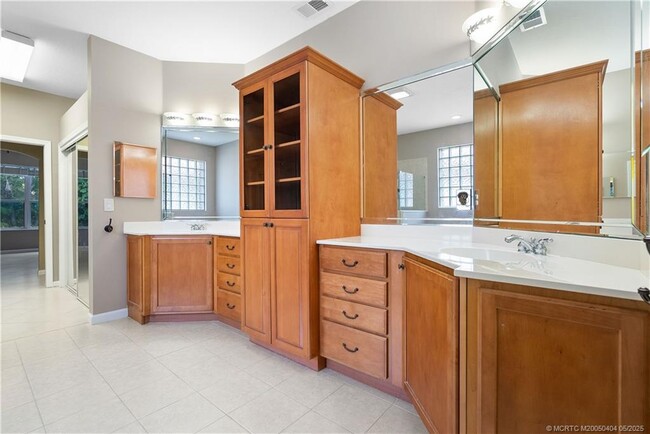 Building Photo - 4633 NW Red Maple Dr