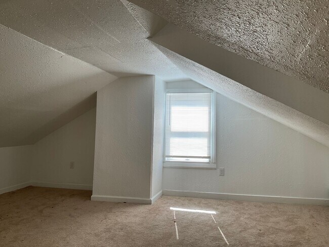 Building Photo - 270 Calder St