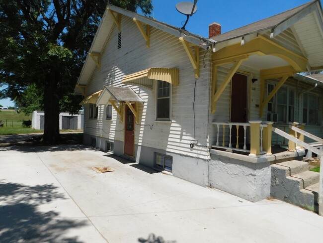 Building Photo - 1 bedroom, 1 bathroom duplex located in th...