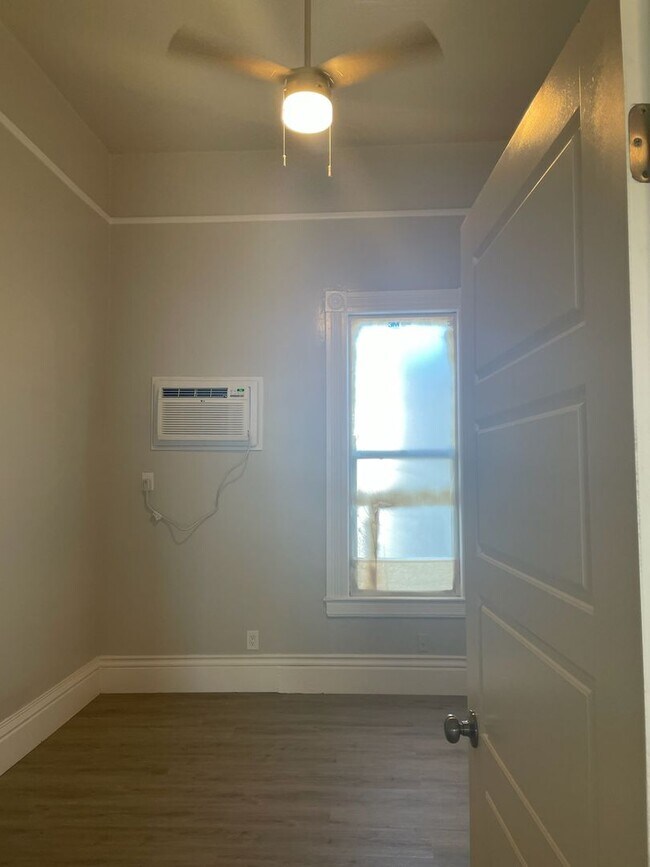 Building Photo - Cute & Clean 1 bedroom & 1 Bathroom