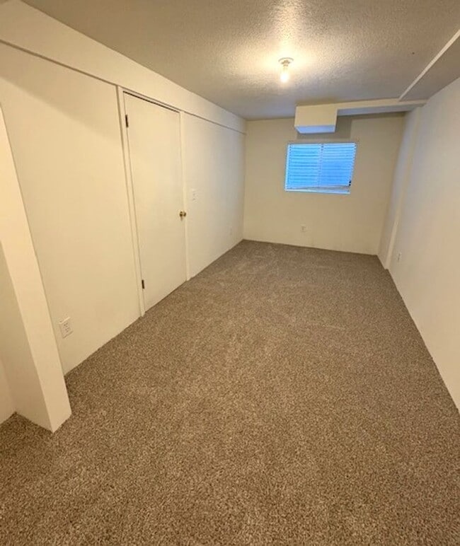 Building Photo - 3 Bedroom / 2 Bath Home in Kearns!