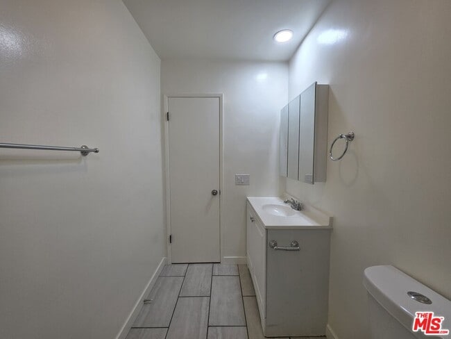 Building Photo - 10815 Rose Ave