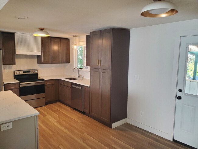 Building Photo - Beautiful 4BR/2BA South Spokane Home