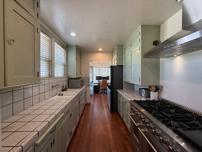 Building Photo - 3 Bedroom, 2 Bathroom charming Craftsman Style Home nestled in the heart of Tulare, CA