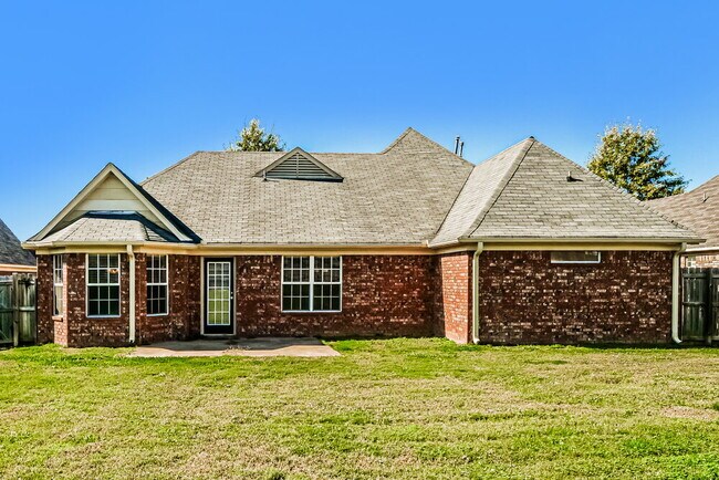 Building Photo - 8390 Pinnacle Dr