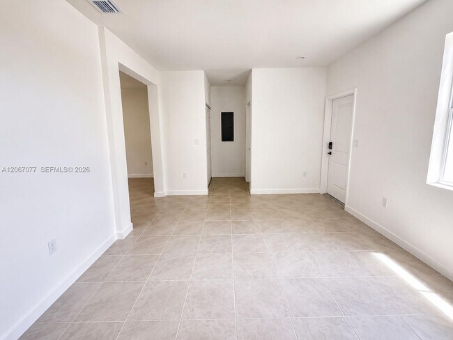 Building Photo - 2608 SE 25th Ct