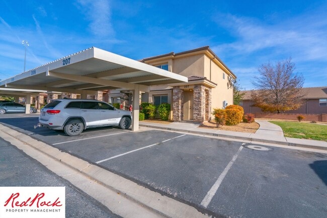 Building Photo - End Unit, DOG-FRIENDLY 3 Bedroom Townhome ...