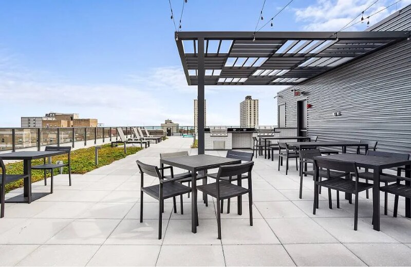 Building Photo - 4577 N Sheridan Rd