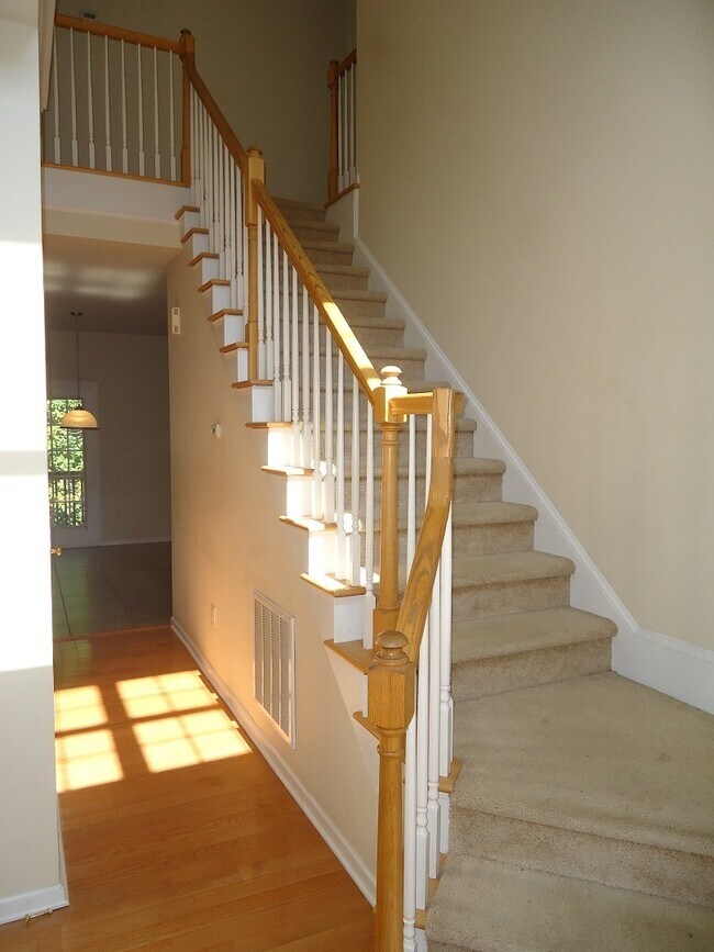 Building Photo - 417 Oakhall Dr