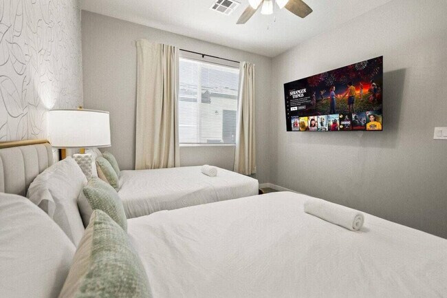 Building Photo - 6612 W Paradise Ln