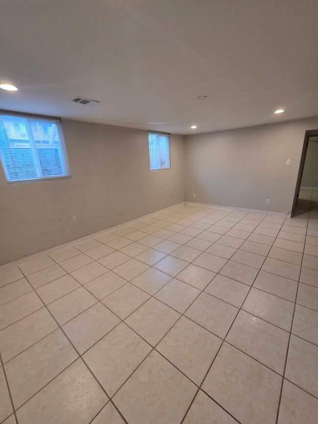 Building Photo - Stylishly Updated and Super Spacious 1-Bed...