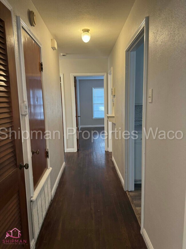 Building Photo - 3917 Maple Ave