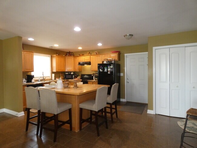 Building Photo - 655 N Edgemere Dr
