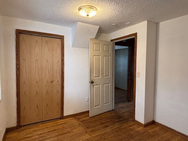 Building Photo - 3 BR/1 BA Single-Family Home in St. Paul!