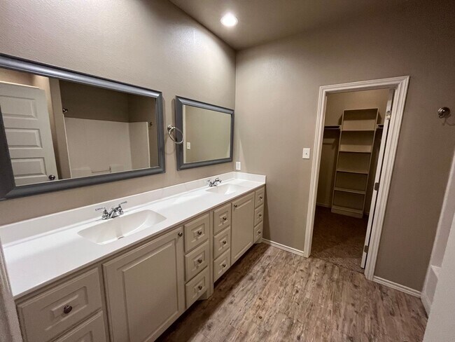 Building Photo - 1105 Preston Trails