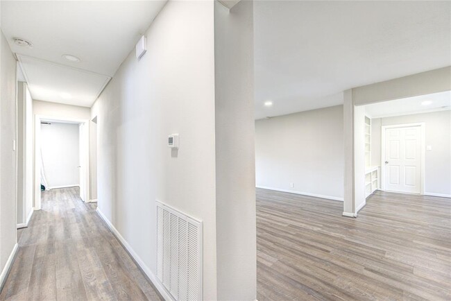 Building Photo - 6026 Clarewood Dr