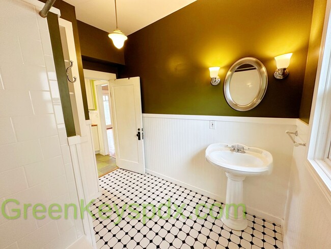 Building Photo - 3-bedroom, 2.5-bathroom Craftsman house in...