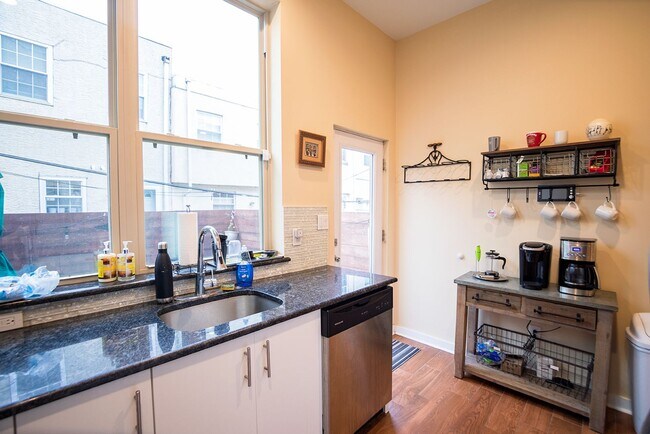 Building Photo - Graduate Hospital Three Bedroom Home