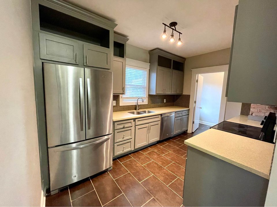 Spacious, Modern Kitchen - 3840 Harrison Blvd