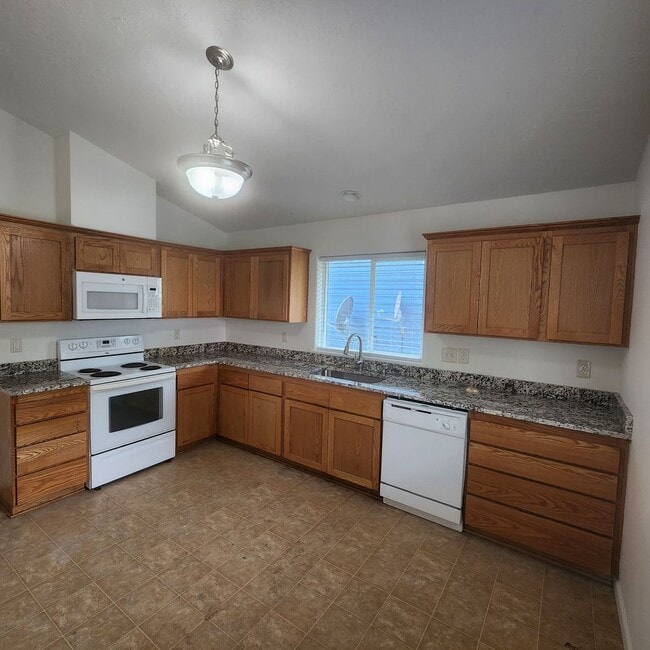 Building Photo - 3 Bedroom House Available in Quiet Astoria Neighborhood!