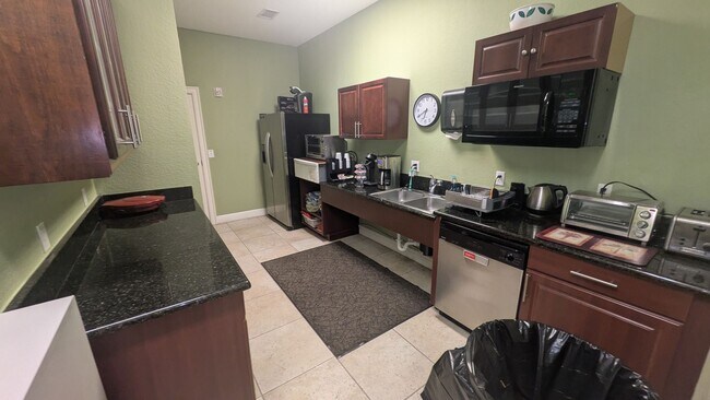 Building Photo - Annual Unfurnished 2/2 Condo in Downtown S...
