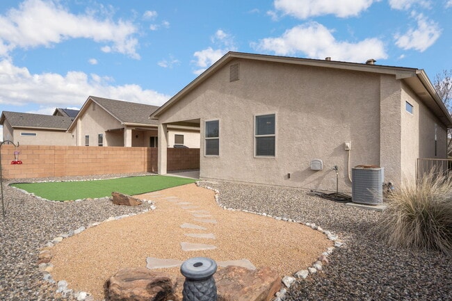 Building Photo - 1143 Desert Sunflower Dr NE