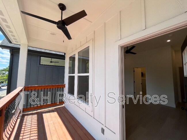 Building Photo - 930 Woodlawn Ave