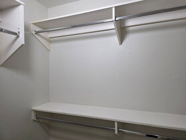 Building Photo - Immaculate Guard-Gated First-Floor Condo!